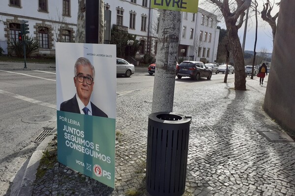 Leiria: Mulher retira cartazes do PS