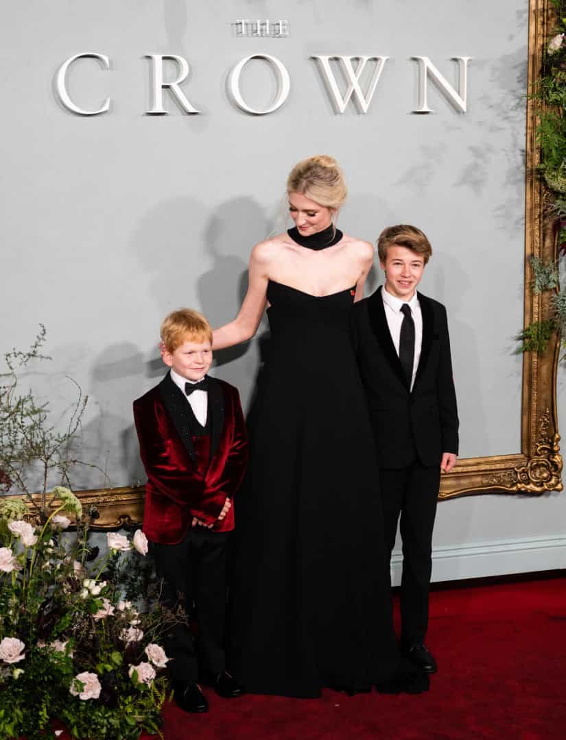 Elenco da nova temporada de The Crown brilha na “red carpet”