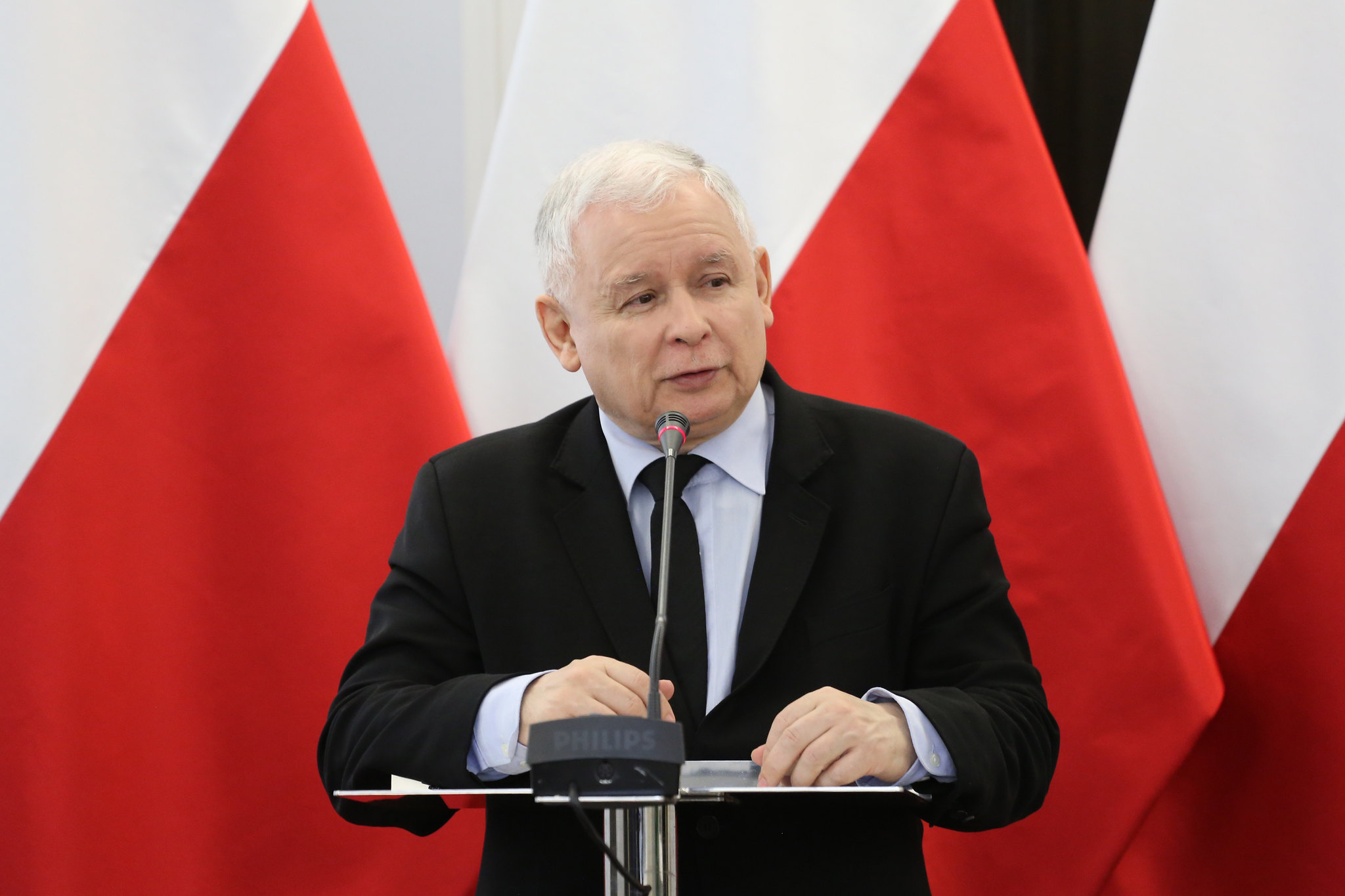 <strong>Baixa taxa de natalidade? Lider do PiS, na Polónia acha que a culpa é de as mulheres beberem álcool.</strong>