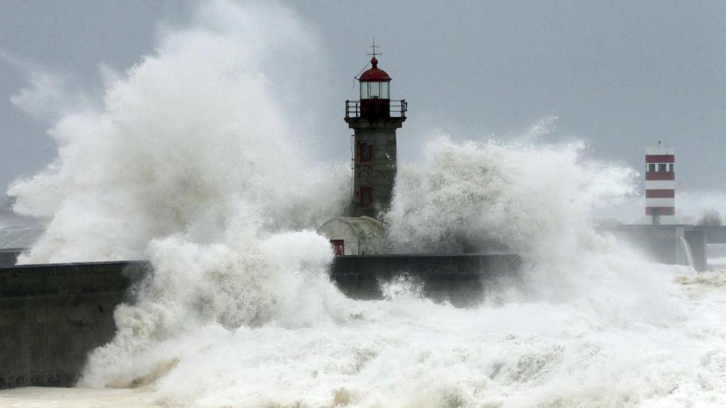 mar agitado sobre farol